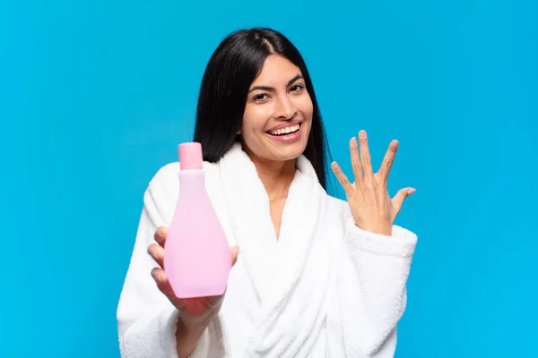 Yüz Temizleme Ürünüyle Genç Spanyol Bir Kadın Kozmetik Kavramı — Stok fotoğraf