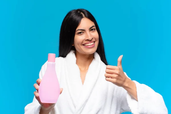 Jovem Hispânico Bonita Mulher Com Produto Limpo Facial Conceito Cosmético — Fotografia de Stock