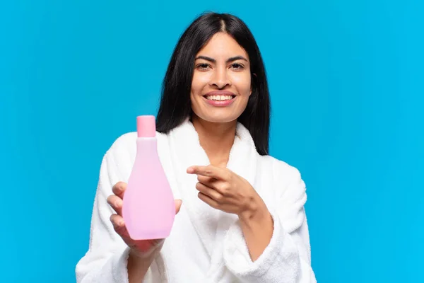 Ung Latinamerikansk Vacker Kvinna Med Ansiktsbehandling Ren Produkt Kosmetiskt Begrepp — Stockfoto