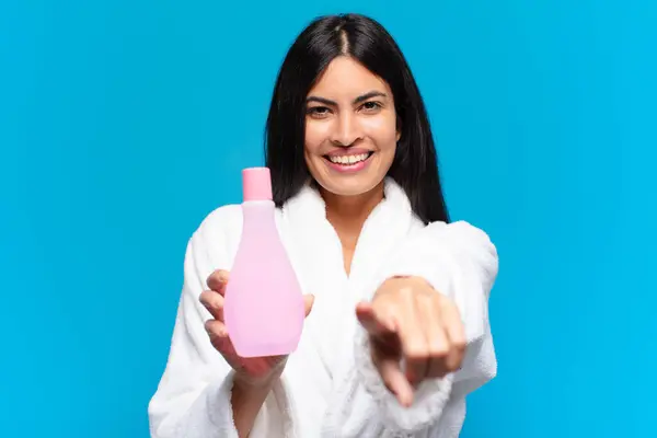 Yüz Temizleme Ürünüyle Genç Spanyol Bir Kadın Kozmetik Kavramı — Stok fotoğraf