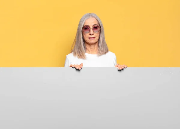 Senior Pretty Woman Wearing Sunglasses Copy Space Concept — Stock Photo, Image