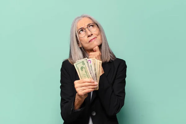 Dolar Banknotları Olan Kıdemli Kadını Para Kavramı — Stok fotoğraf