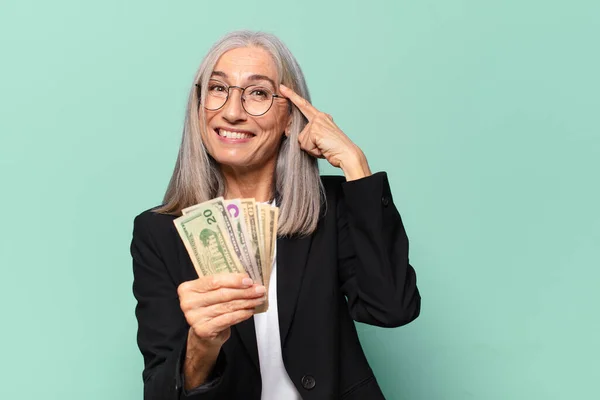 Dolar Banknotları Olan Kıdemli Kadını Para Kavramı — Stok fotoğraf