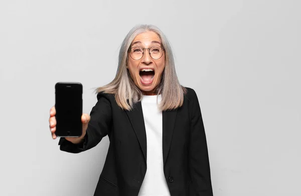 Mulher Negócios Bonita Sênior Com Telefone Inteligente — Fotografia de Stock