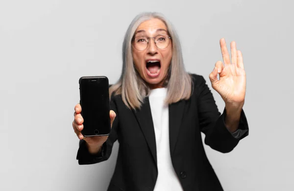 Mulher Negócios Bonita Sênior Com Telefone Inteligente — Fotografia de Stock