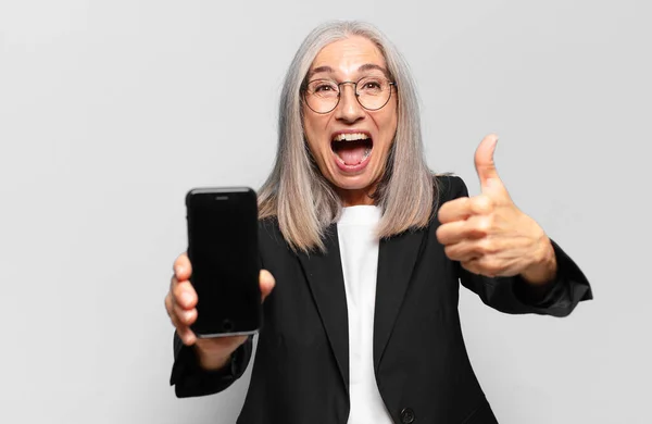 Mulher Negócios Bonita Sênior Com Telefone Inteligente — Fotografia de Stock