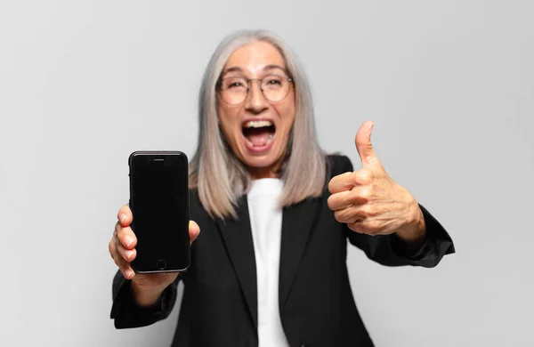 Mulher Negócios Bonita Sênior Com Telefone Inteligente — Fotografia de Stock