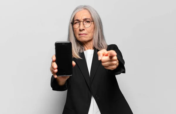 Mulher Negócios Bonita Sênior Com Telefone Inteligente — Fotografia de Stock