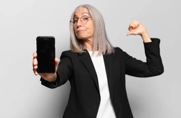 Mulher Negócios Bonita Sênior Com Telefone Inteligente — Fotografia de Stock