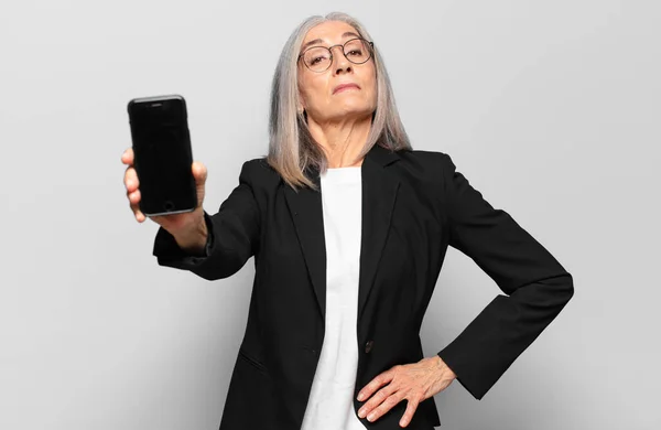 Mulher Negócios Bonita Sênior Com Telefone Inteligente — Fotografia de Stock