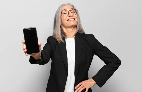 Mulher Negócios Bonita Sênior Com Telefone Inteligente — Fotografia de Stock