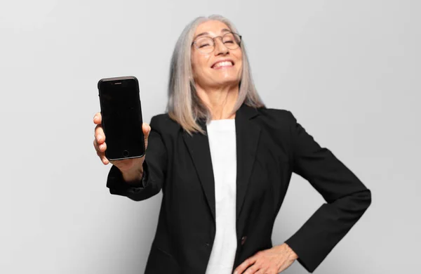 Mulher Negócios Bonita Sênior Com Telefone Inteligente — Fotografia de Stock