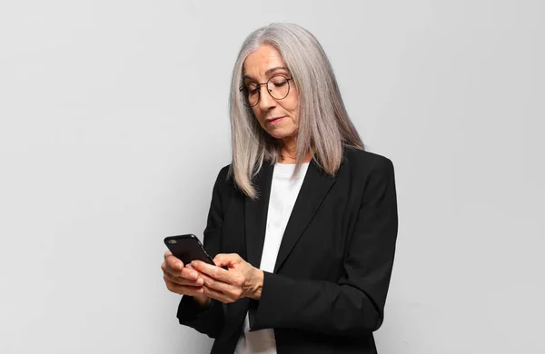 Senior Mooie Zakenvrouw Met Een Smartphone — Stockfoto