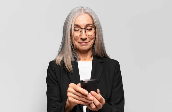 Mulher Negócios Bonita Sênior Com Telefone Inteligente — Fotografia de Stock