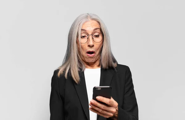 Senior Mooie Zakenvrouw Met Een Smartphone — Stockfoto