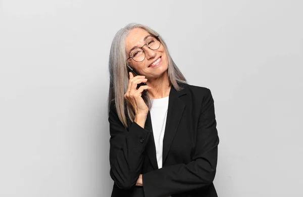 Mulher Negócios Bonita Sênior Com Telefone Inteligente — Fotografia de Stock