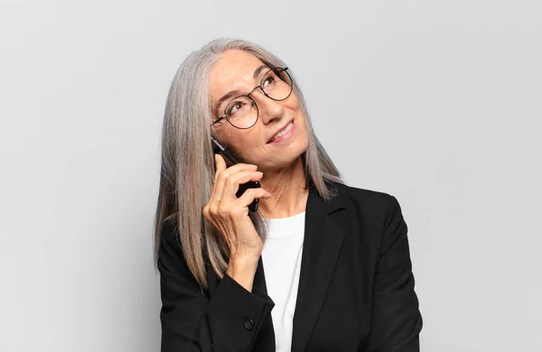 Mulher Negócios Bonita Sênior Com Telefone Inteligente — Fotografia de Stock