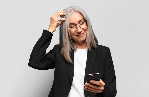 Mulher Negócios Bonita Sênior Com Telefone Inteligente — Fotografia de Stock