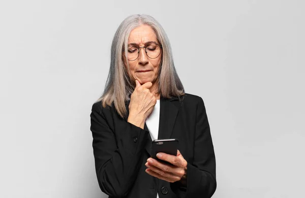 Senior Mooie Zakenvrouw Met Een Smartphone — Stockfoto