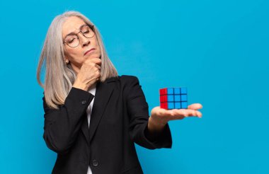 İstihbarat sorunu olan kıdemli, güzel bir iş kadını. Sorun kavramının çözümü