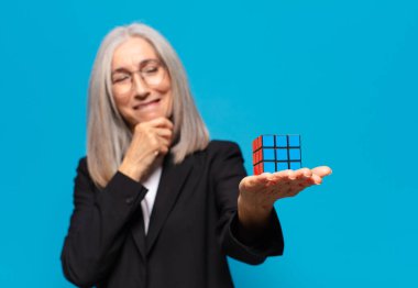 İstihbarat sorunu olan kıdemli, güzel bir iş kadını. Sorun kavramının çözümü