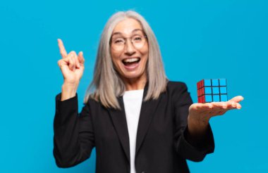 İstihbarat sorunu olan kıdemli, güzel bir iş kadını. Sorun kavramının çözümü