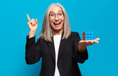 İstihbarat sorunu olan kıdemli, güzel bir iş kadını. Sorun kavramının çözümü