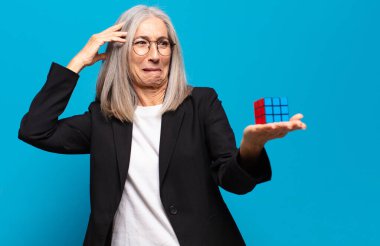 İstihbarat sorunu olan kıdemli, güzel bir iş kadını. Sorun kavramının çözümü