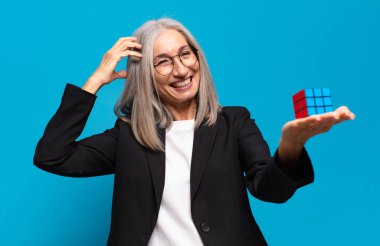 İstihbarat sorunu olan kıdemli, güzel bir iş kadını. Sorun kavramının çözümü