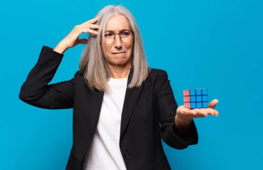 İstihbarat sorunu olan kıdemli, güzel bir iş kadını. Sorun kavramının çözümü