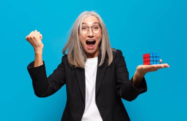 İstihbarat sorunu olan kıdemli, güzel bir iş kadını. Sorun kavramının çözümü