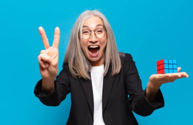 İstihbarat sorunu olan kıdemli, güzel bir iş kadını. Sorun kavramının çözümü