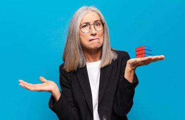 İstihbarat sorunu olan kıdemli, güzel bir iş kadını. Sorun kavramının çözümü