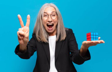 İstihbarat sorunu olan kıdemli, güzel bir iş kadını. Sorun kavramının çözümü