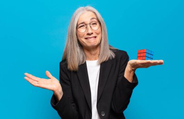 İstihbarat sorunu olan kıdemli, güzel bir iş kadını. Sorun kavramının çözümü