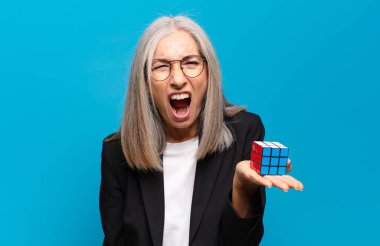 İstihbarat sorunu olan kıdemli, güzel bir iş kadını. Sorun kavramının çözümü