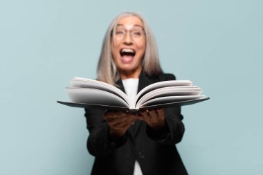 Kitaplı, kıdemli bir iş kadını.