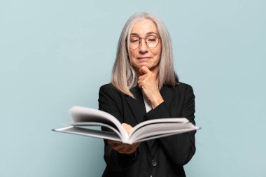 Kitaplı, kıdemli bir iş kadını.