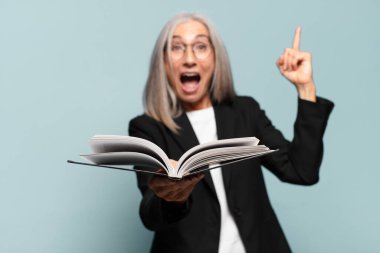 Kitaplı, kıdemli bir iş kadını.