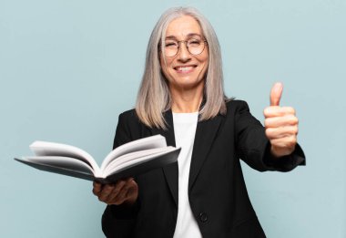 Kitaplı, kıdemli bir iş kadını.