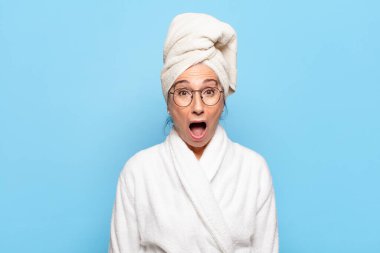 Duştan sonra bornoz giyen yaşlı ve güzel bir kadın.