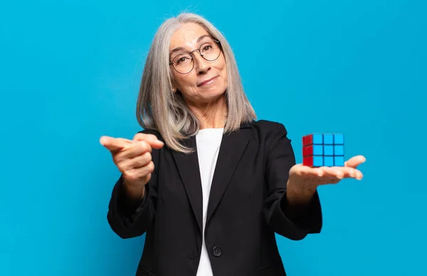Senior Söt Affärskvinna Med Intelligens Utmaning Lösa Ett Problemkoncept — Stockfoto