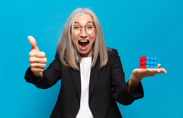 Senior Söt Affärskvinna Med Intelligens Utmaning Lösa Ett Problemkoncept — Stockfoto