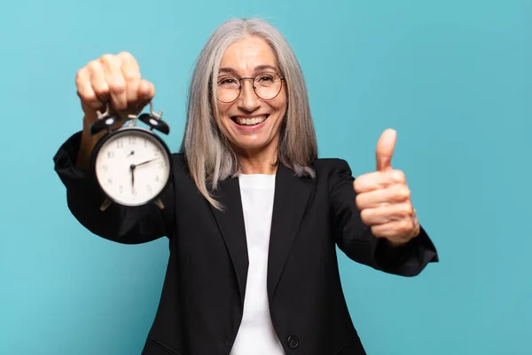 Una Mujer Negocios Con Despertador Concepto Tiempo —  Fotos de Stock