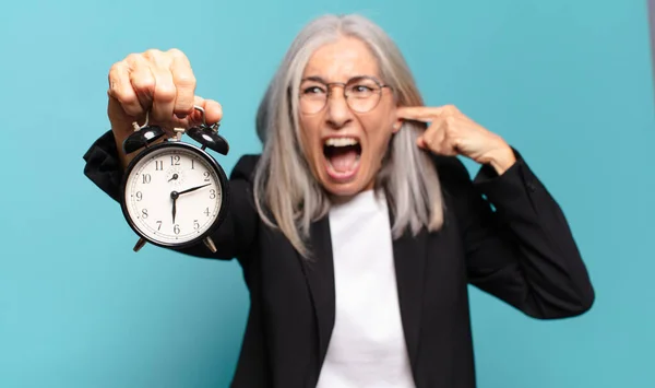 Çalar Saati Olan Yaşlı Güzel Bir Kadını Zaman Kavramı — Stok fotoğraf