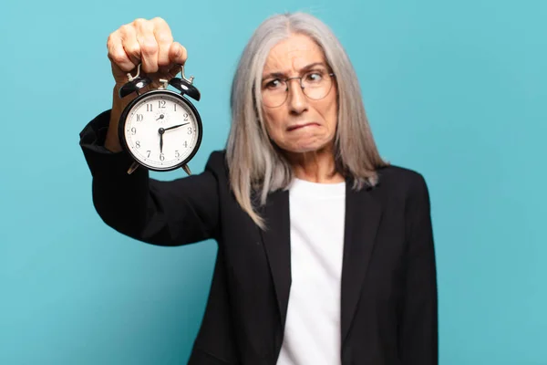 Çalar Saati Olan Yaşlı Güzel Bir Kadını Zaman Kavramı — Stok fotoğraf