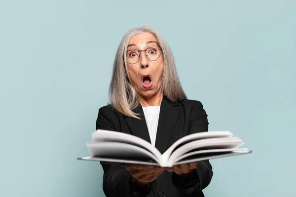 Mujer Negocios Bastante Mayor Con Libro — Foto de Stock