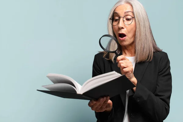 Una Mujer Guapa Mayor Con Libro Una Lupa Concepto Búsqueda — Foto de Stock