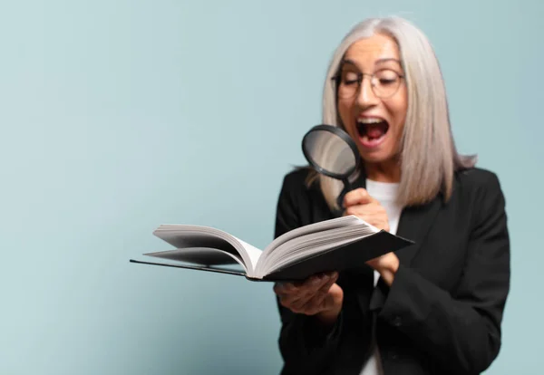 Una Mujer Guapa Mayor Con Libro Una Lupa Concepto Búsqueda — Foto de Stock