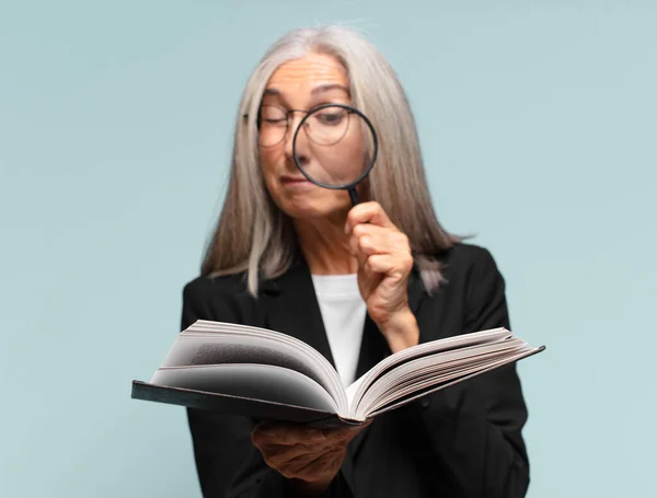 Una Mujer Guapa Mayor Con Libro Una Lupa Concepto Búsqueda — Foto de Stock